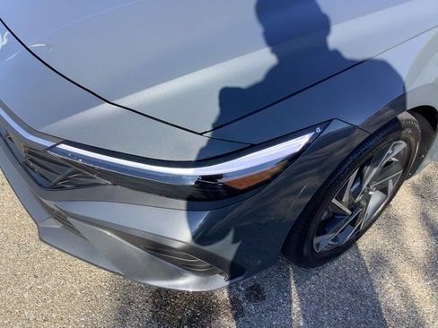 Certified 2025 Hyundai Elantra SEL image 25