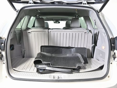 Used 2018 Toyota Highlander XLE image 18