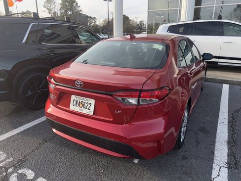 Used 2021 Toyota Corolla LE image 3