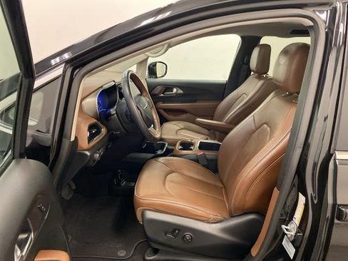 Used 2017 Chrysler Pacifica Limited w/ UConnect Theater Package image 8