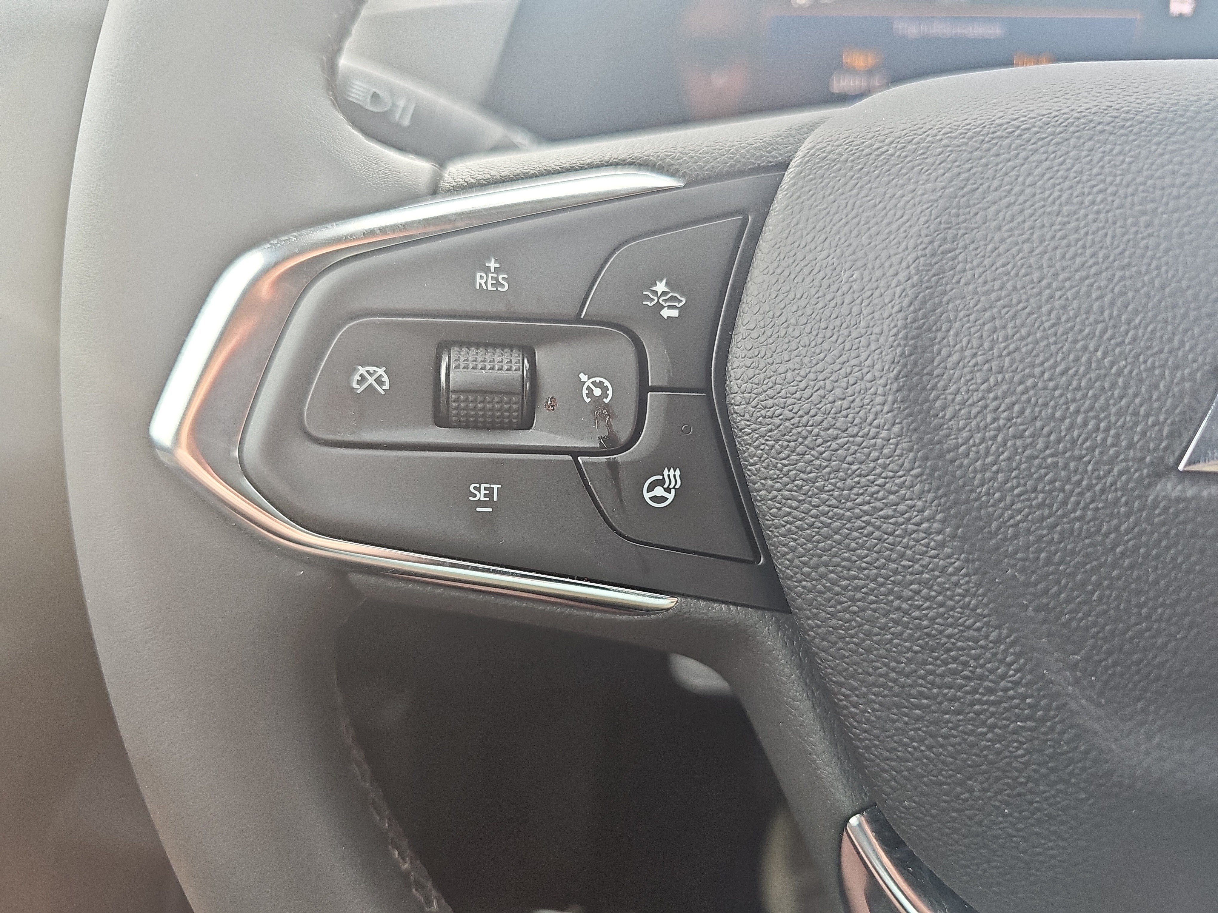 Used 2024 Chevrolet Trax LT w/ LT Convenience Package FWD image 18