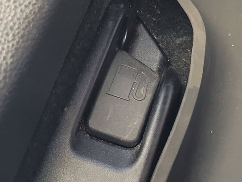 Used 2024 Toyota Corolla Cross LE FWD image 9