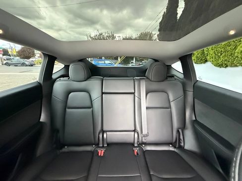 Used 2022 Tesla Model Y Long Range AWD/4WD image 15