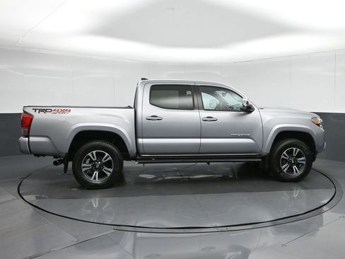 Used 2017 Toyota Tacoma TRD Sport image 8