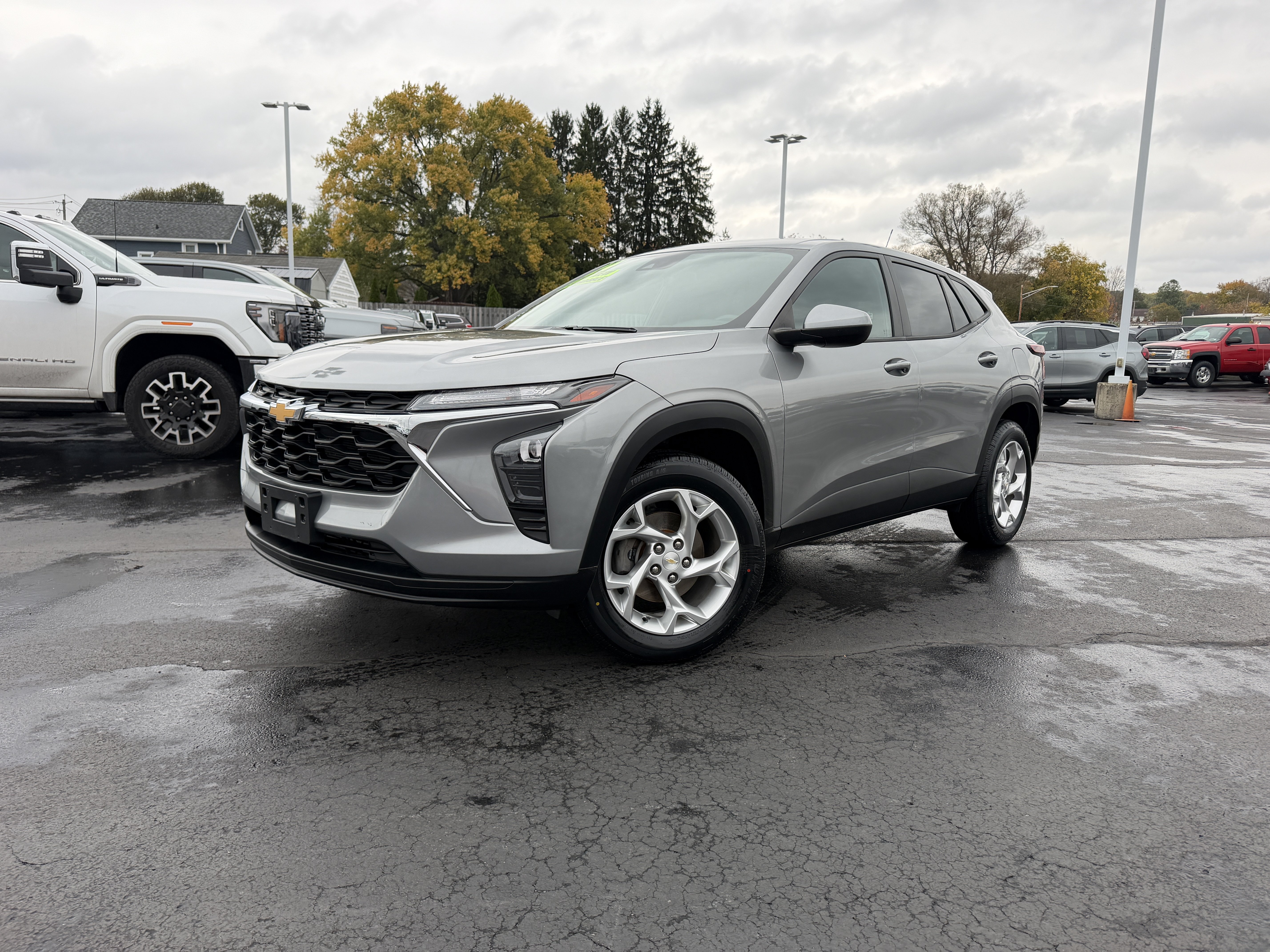Used 2024 Chevrolet Trax LS w/ LS Convenience Package FWD image 1