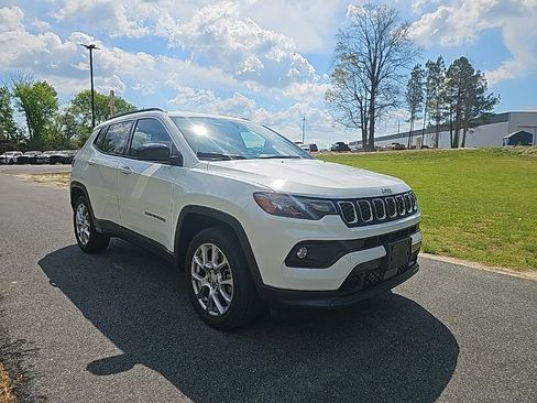 Used 2024 Jeep Compass Latitude image 3