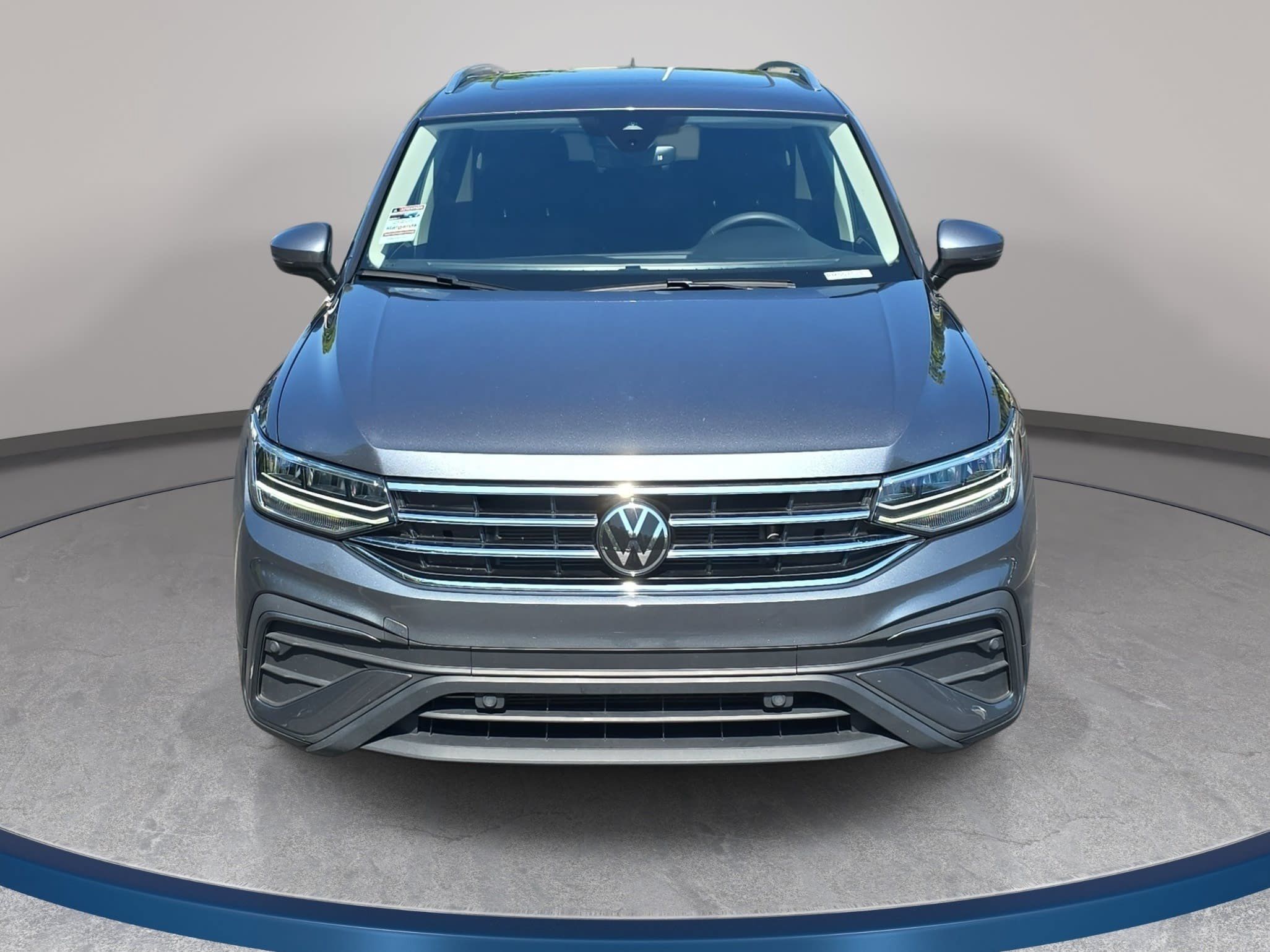 Certified 2024 Volkswagen Tiguan SE FWD image 2