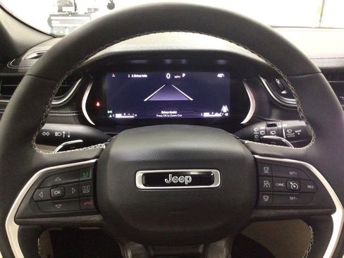 Used 2024 Jeep Grand Cherokee Limited w/ Luxury Tech Group II AWD/4WD image 9
