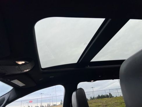 Used 2025 Chrysler Pacifica Limited image 34