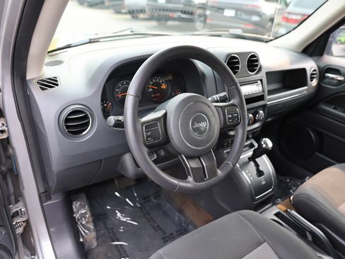 Used 2014 Jeep Patriot Latitude AWD/4WD image 15