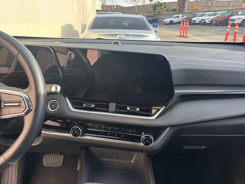 Used 2025 Chevrolet Equinox LT image 18