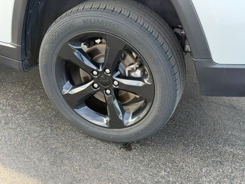 Used 2023 Jeep Grand Cherokee L Laredo image 7