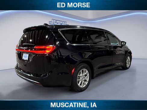 Used 2024 Chrysler Pacifica Touring-L image 5