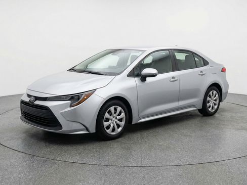 Used 2025 Toyota Corolla LE image 3