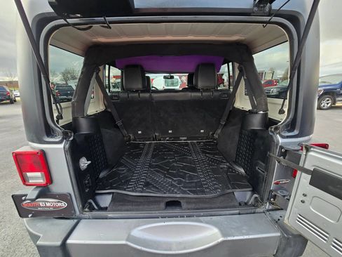 Used 2018 Jeep Wrangler Unlimited Sahara AWD/4WD image 15