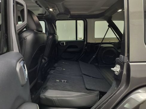Used 2018 Jeep Wrangler Unlimited Sahara AWD/4WD image 19