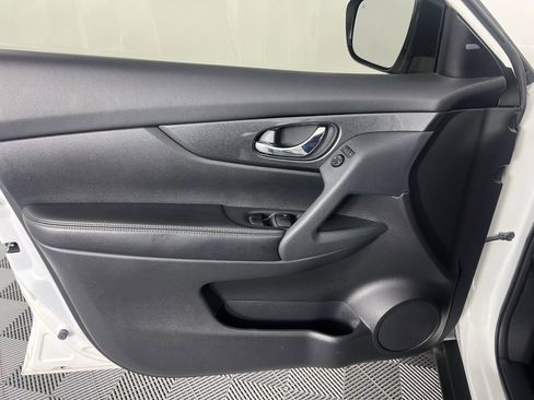 Used 2016 Nissan Rogue SL w/ SL Premium Package image 11