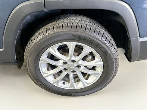 Used 2021 Jeep Cherokee Latitude image 11