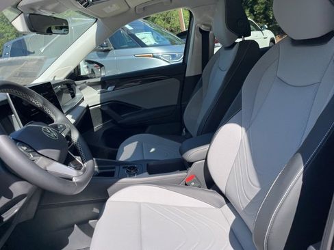 New 2025 Volkswagen Tiguan SE image 8