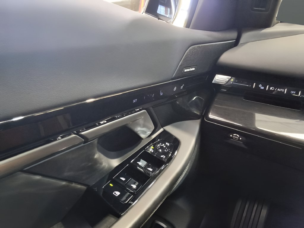 Used 2026 BMW 530i xDrive w/ Premium Package AWD/4WD image 8