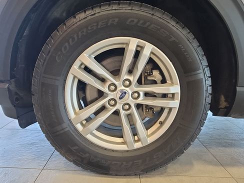 Used 2023 Ford Explorer XLT AWD/4WD image 13