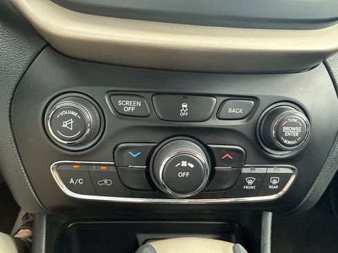 Used 2015 Jeep Cherokee Latitude FWD image 3