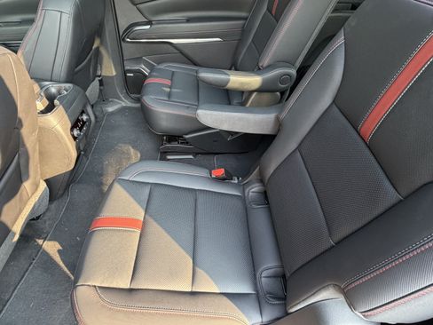 Used 2025 Chevrolet Traverse RS FWD image 33