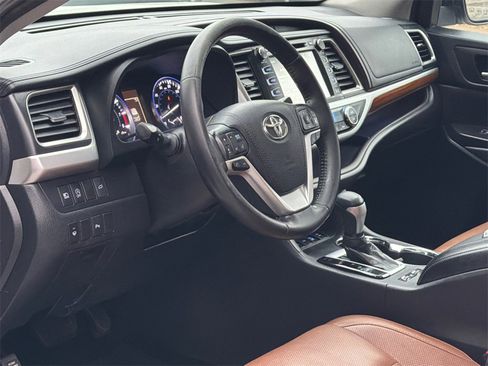 Used 2018 Toyota Highlander Limited image 15