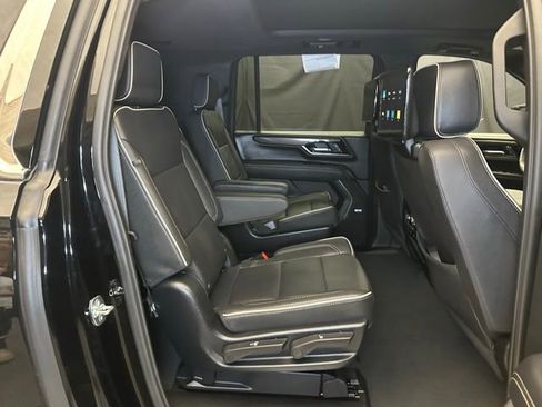 Used 2025 GMC Yukon XL Elevation w/ Elevation Premium Package AWD/4WD image 18