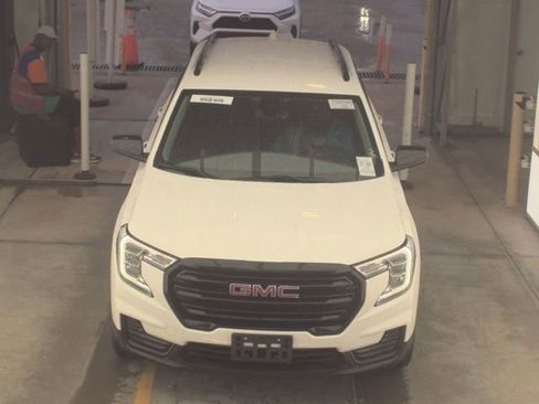 Used 2024 GMC Terrain SLE w/ Driver Convenience Package FWD image 2