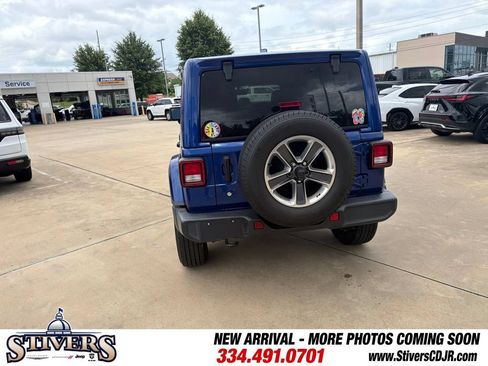 Used 2018 Jeep Wrangler Unlimited Sahara AWD/4WD image 8