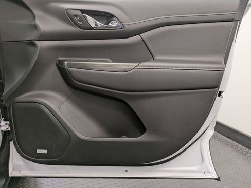 Used 2023 GMC Acadia SLT w/ Technology Package image 27