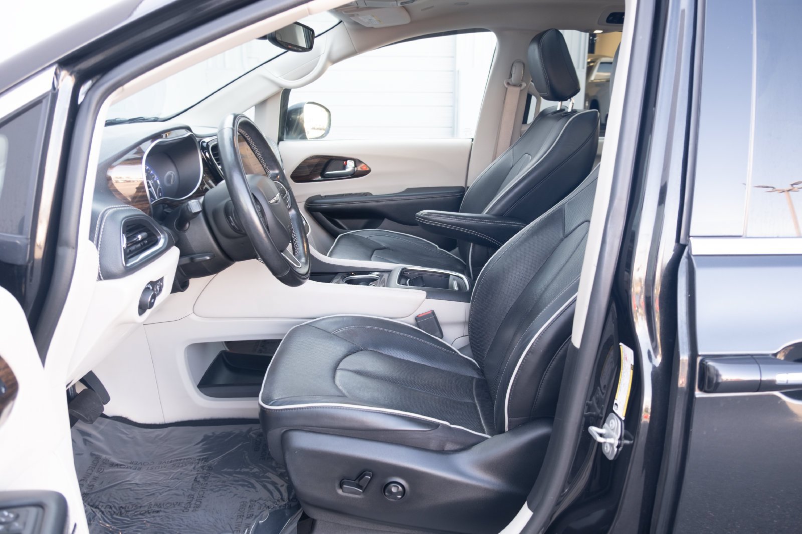 Used 2022 Chrysler Pacifica Limited FWD image 11