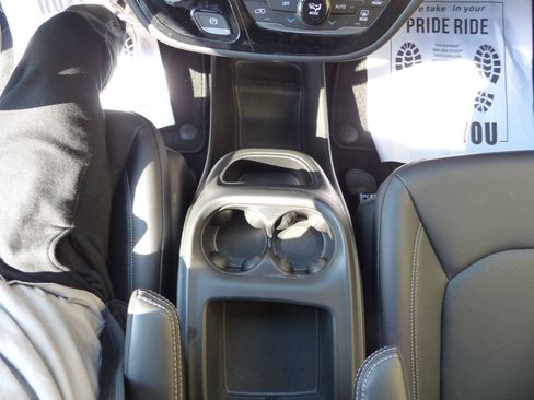 Used 2026 Chrysler Pacifica Select FWD image 37