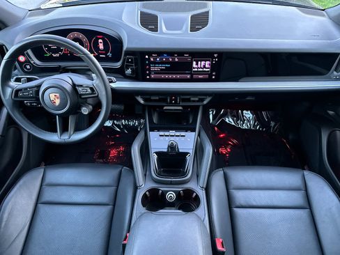 Used 2025 Porsche Cayenne image 6