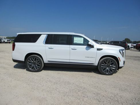 New 2026 GMC Yukon XL Denali Ultimate AWD/4WD image 3