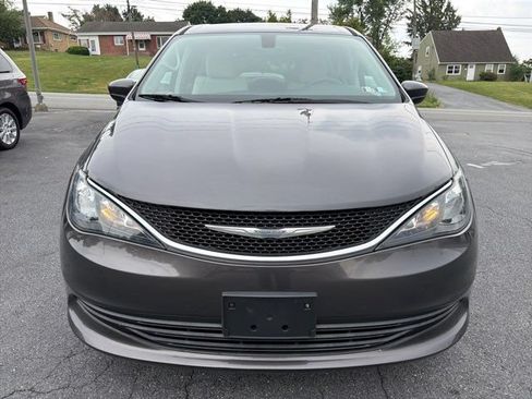 Used 2017 Chrysler Pacifica LX FWD image 3