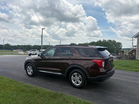 Used 2020 Ford Explorer XLT w/ Equipment Group 202A AWD/4WD image 29