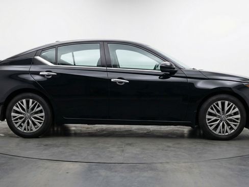 Used 2025 Nissan Altima 2.5 SV image 11