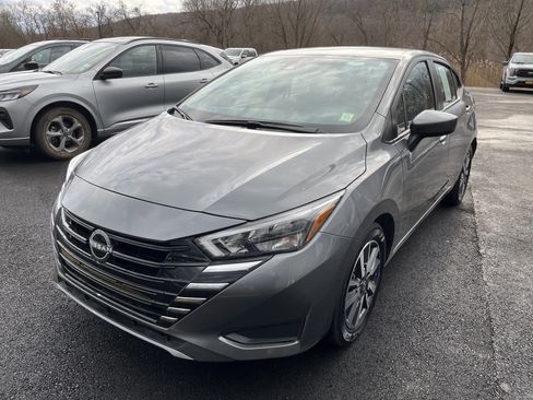 Used 2025 Nissan Versa SV image 1