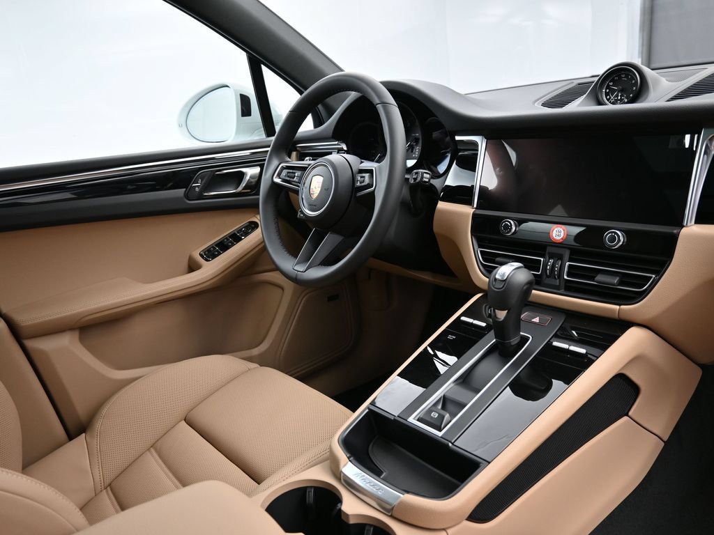 Certified 2026 Porsche Macan AWD/4WD image 28