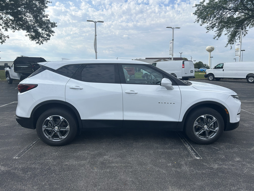 Used 2025 Chevrolet Blazer LT FWD image 4