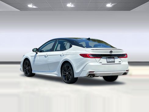 Used 2025 Toyota Camry XSE FWD image 3