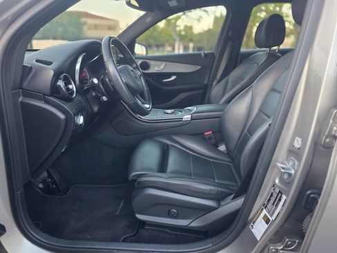 Used 2019 Mercedes-Benz GLC 300 w/ Premium Package image 19