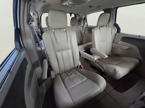 Used 2016 Chrysler Town & Country Touring FWD image 17