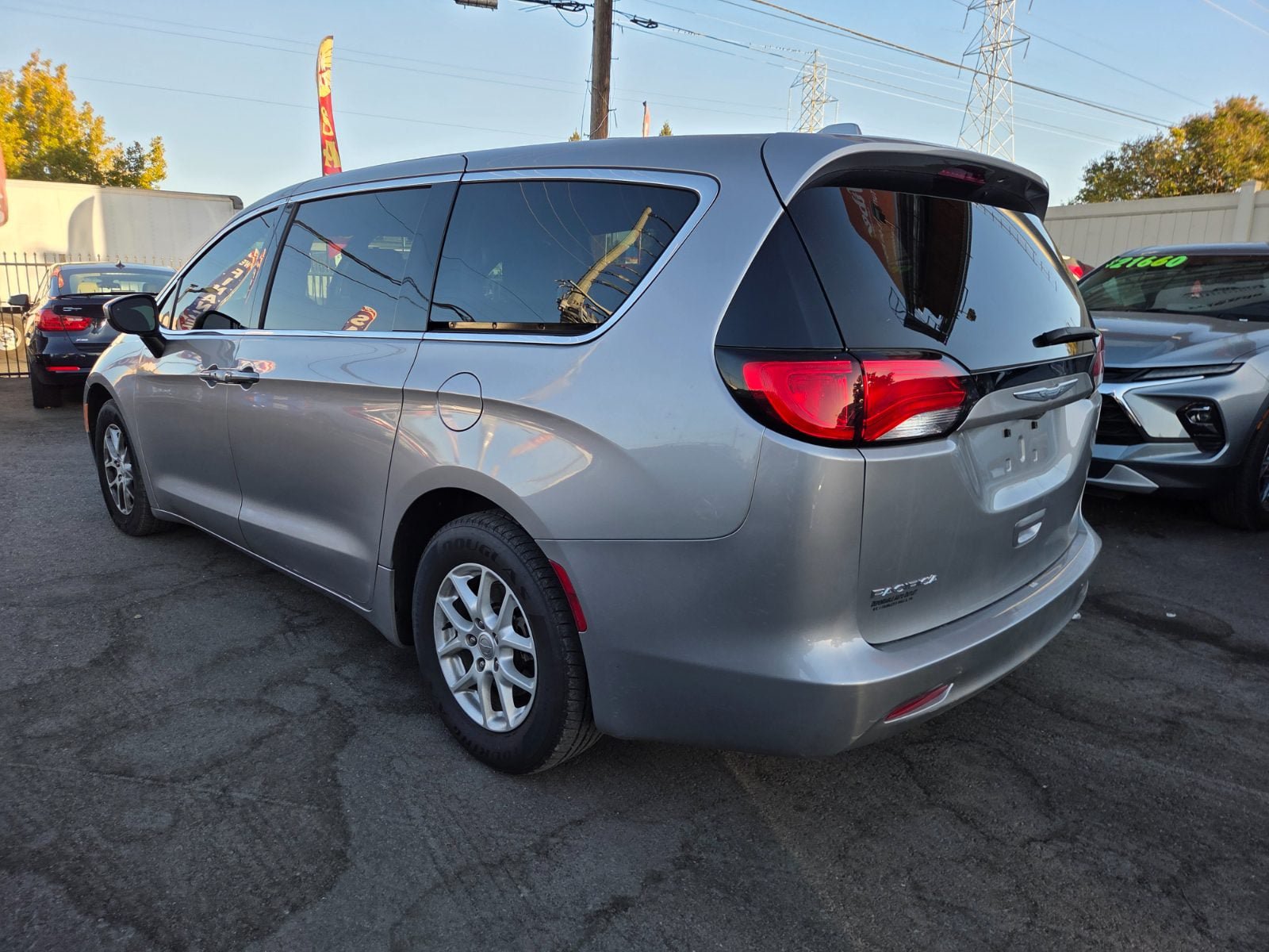 Used 2017 Chrysler Pacifica Touring FWD image 2
