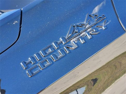 Used 2024 Chevrolet Suburban High Country w/ Advanced Technology Package image 12