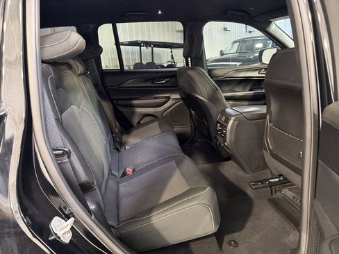 Used 2024 Jeep Grand Cherokee Laredo AWD/4WD image 16