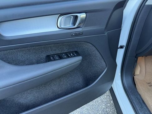 Used 2022 Volvo XC40 T5 Momentum w/ Premium Package image 18