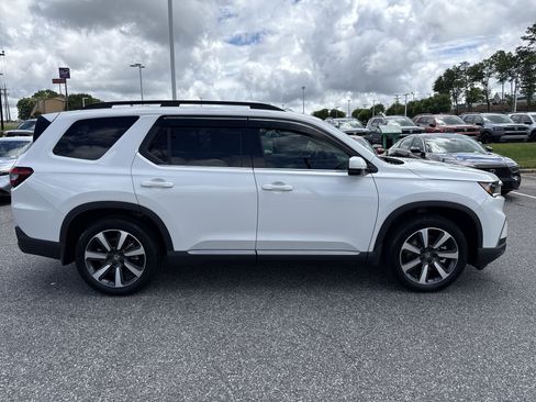 Used 2025 Honda Pilot Touring image 7